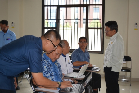 Kegiatan Workshop OJS FMIPA yang dipandu oleh Dr. Rahadian Z, S.Pd, M.Si 