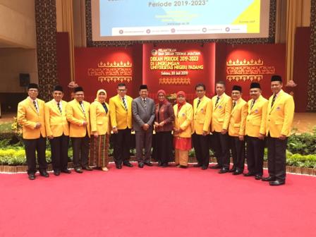 Foto bersama rektor, para wakil rektor, dan para dekan yang baru dilantik